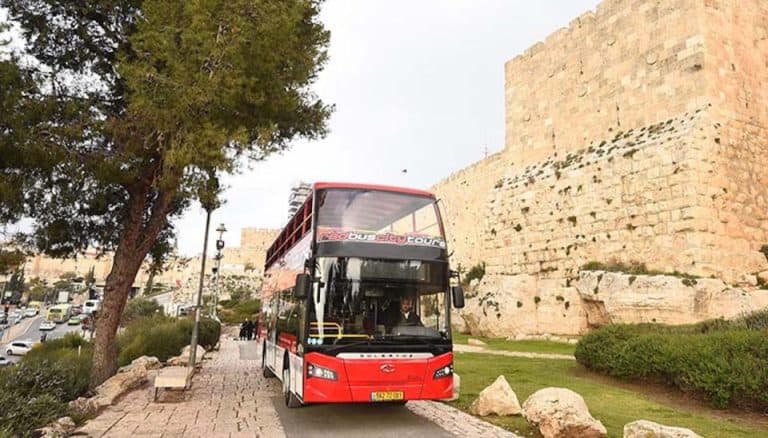אוטובוס תיירות אדום דו קומתי בירושלים