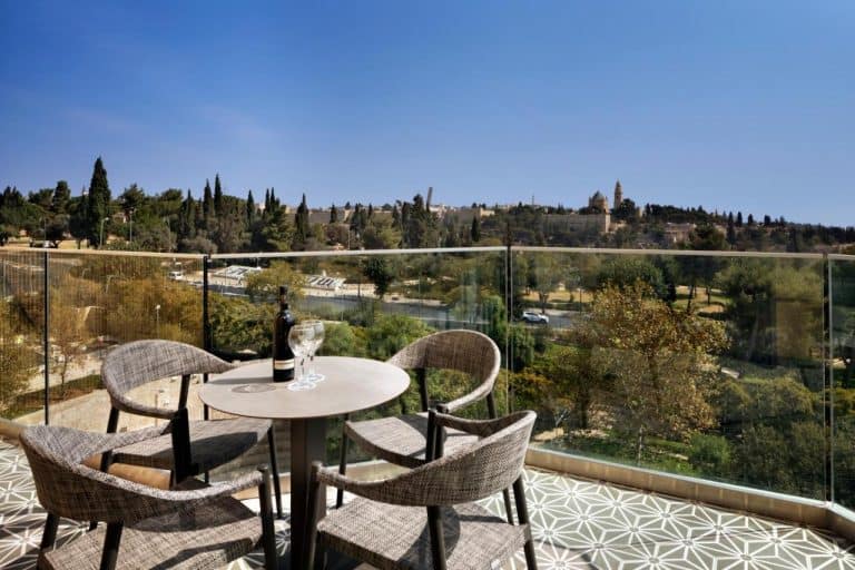 גן הפעמונים הוא אחד האזורים המרכזיים של ירושלים בו מגוון רחב של אטרקציות, מסעדות, בתי קפה, וחנויות