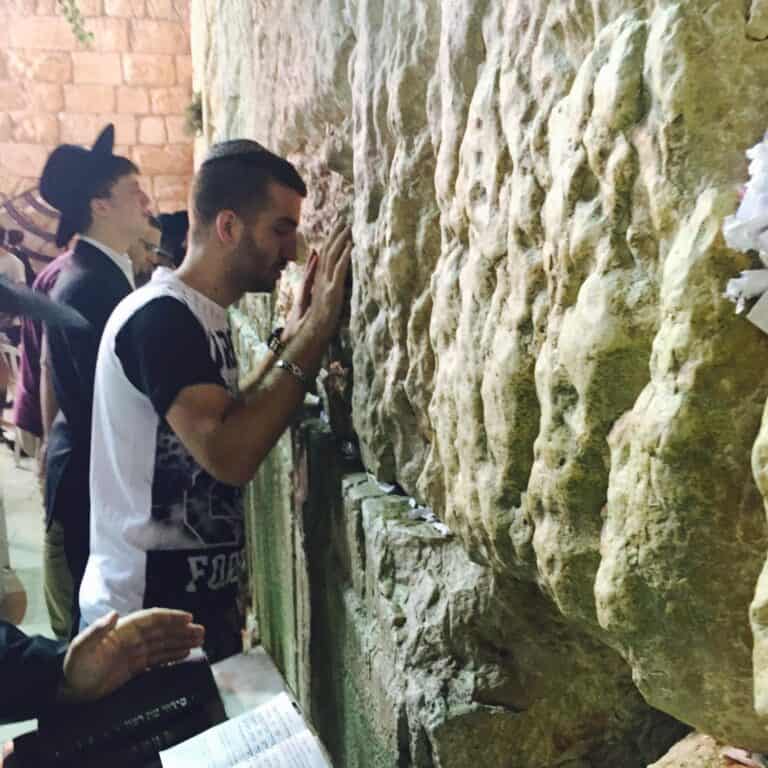 לירון המומחה לטיולים בירושלים בכותל המערבי